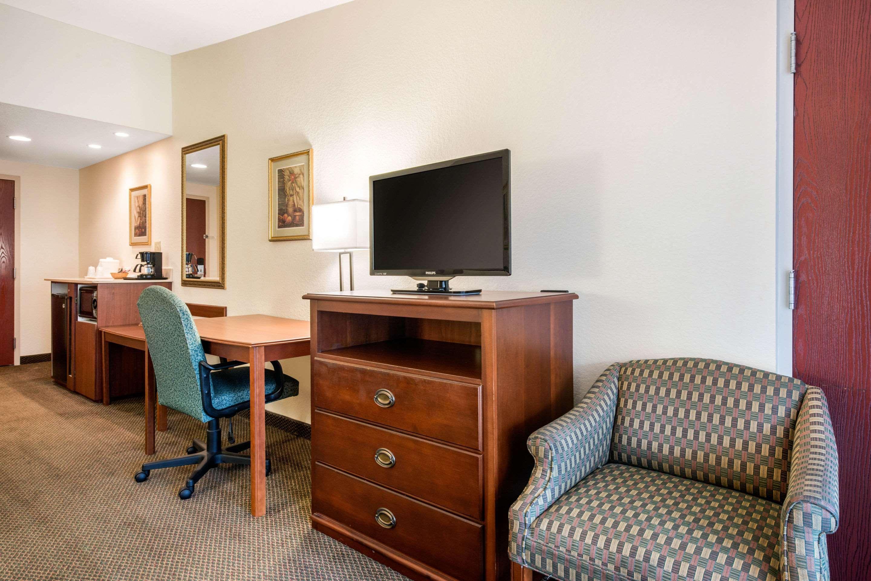 Quality Inn & Suites Tarpon Springs South Exteriör bild