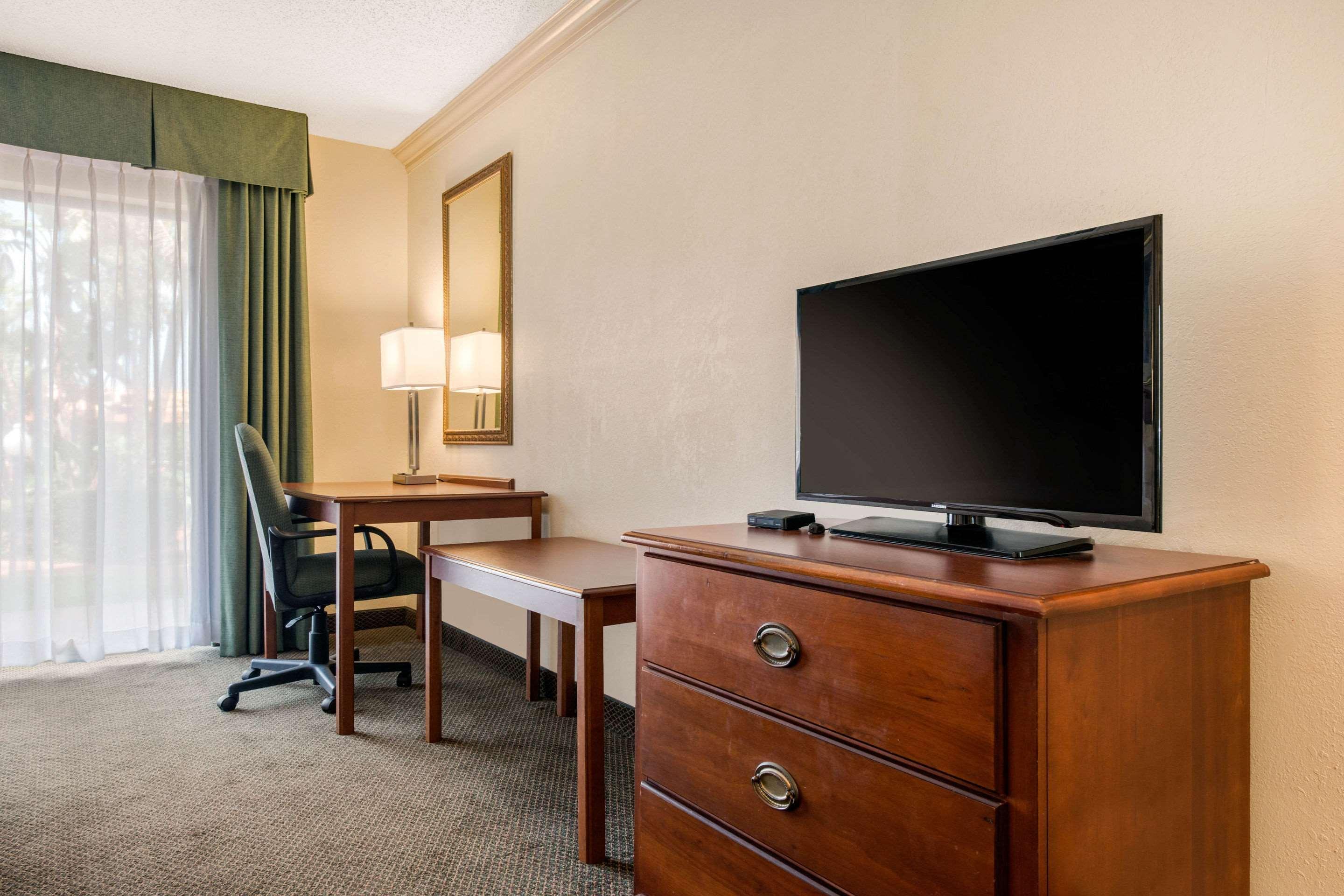 Quality Inn & Suites Tarpon Springs South Exteriör bild