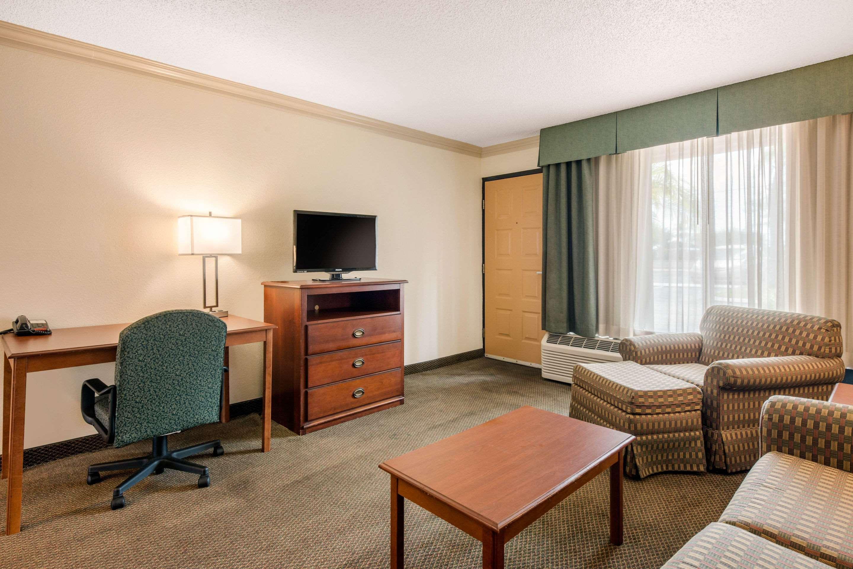 Quality Inn & Suites Tarpon Springs South Exteriör bild