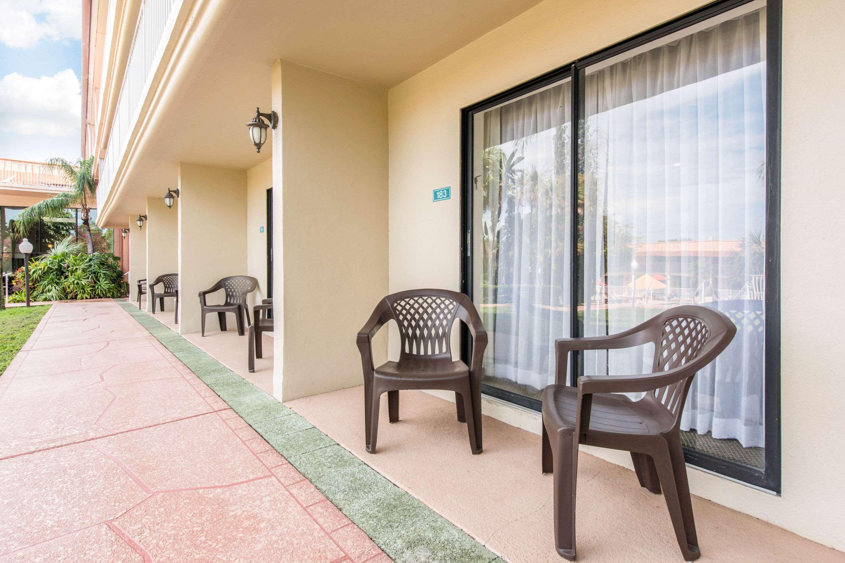 Quality Inn & Suites Tarpon Springs South Exteriör bild