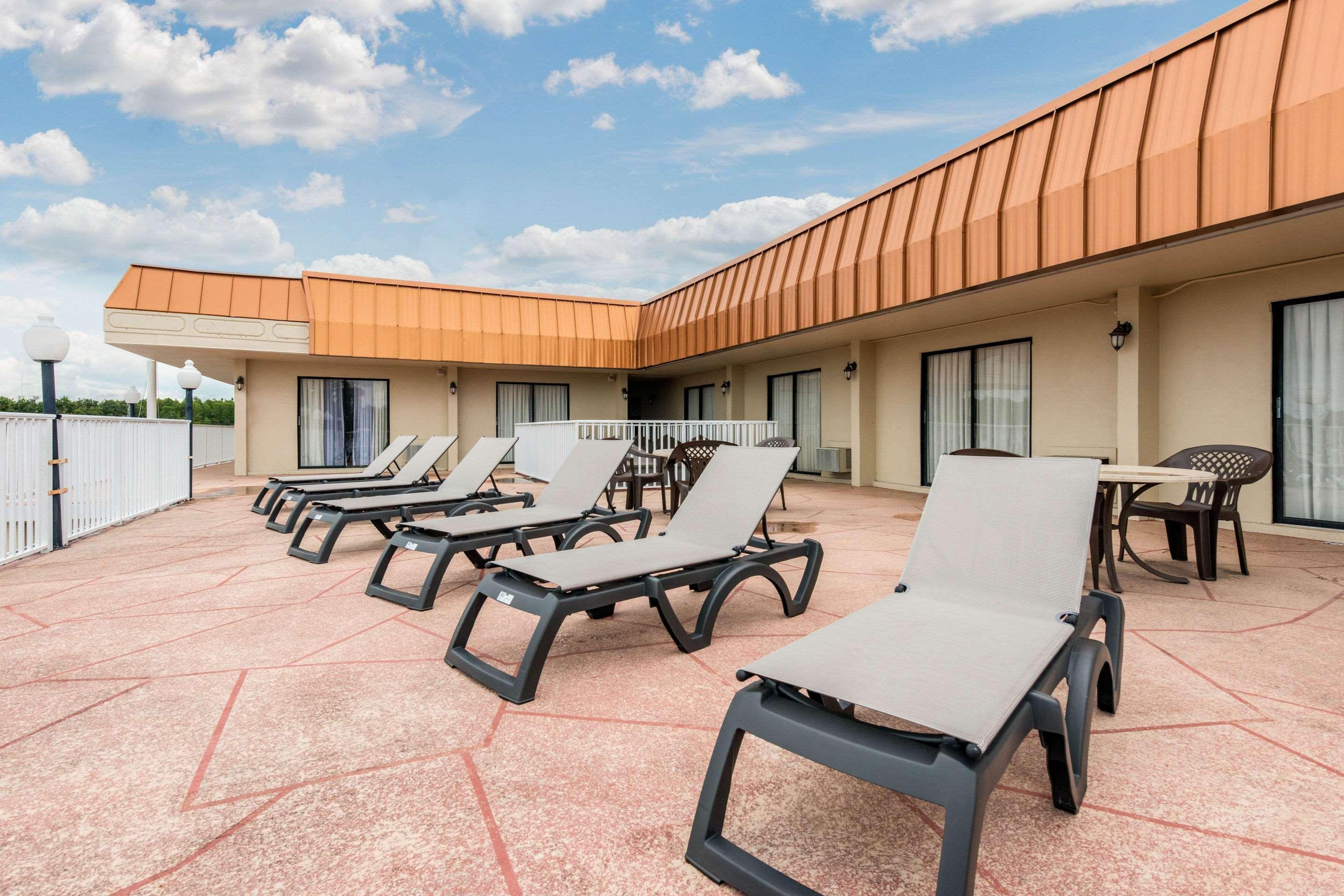 Quality Inn & Suites Tarpon Springs South Exteriör bild