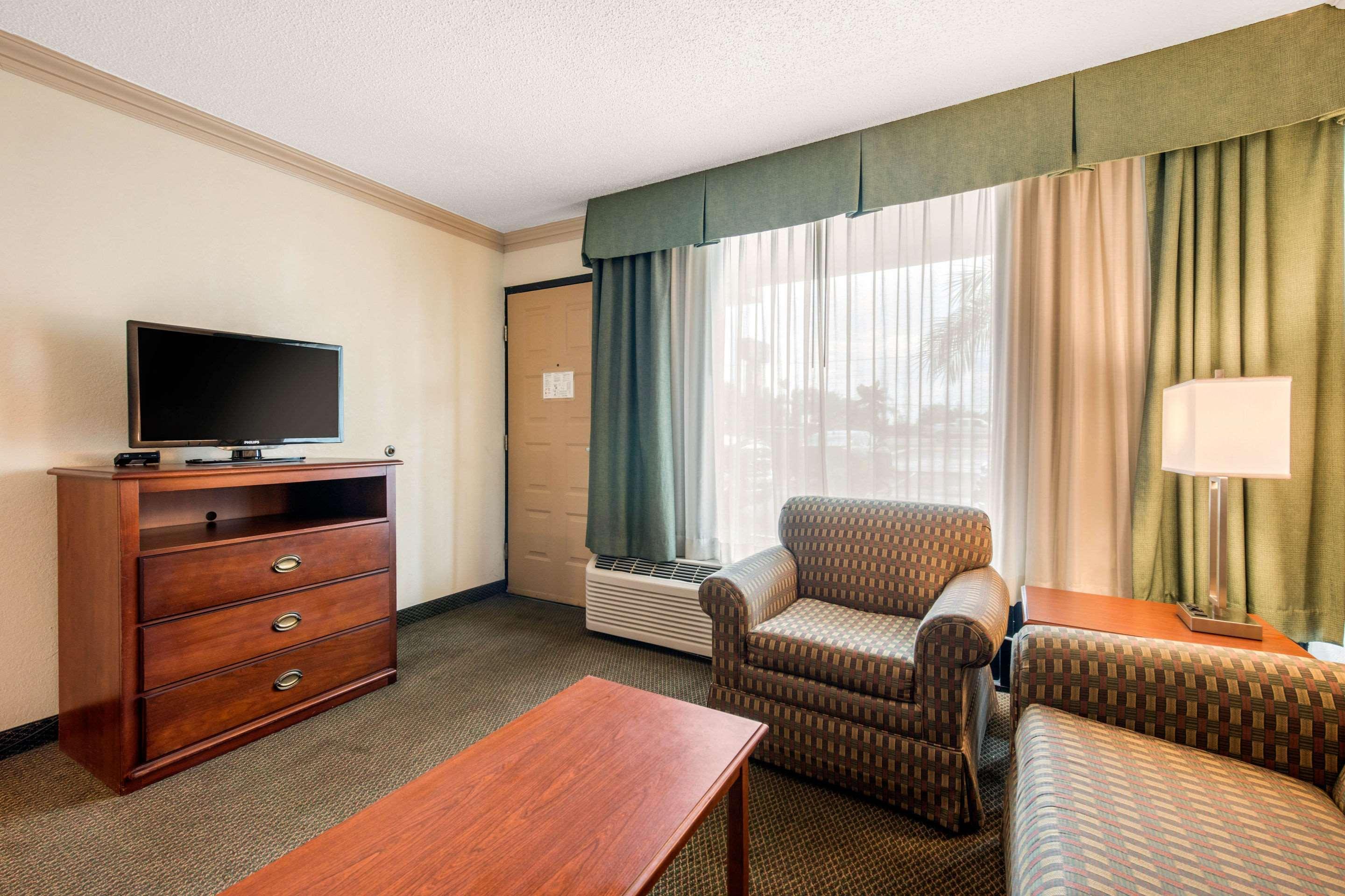 Quality Inn & Suites Tarpon Springs South Exteriör bild